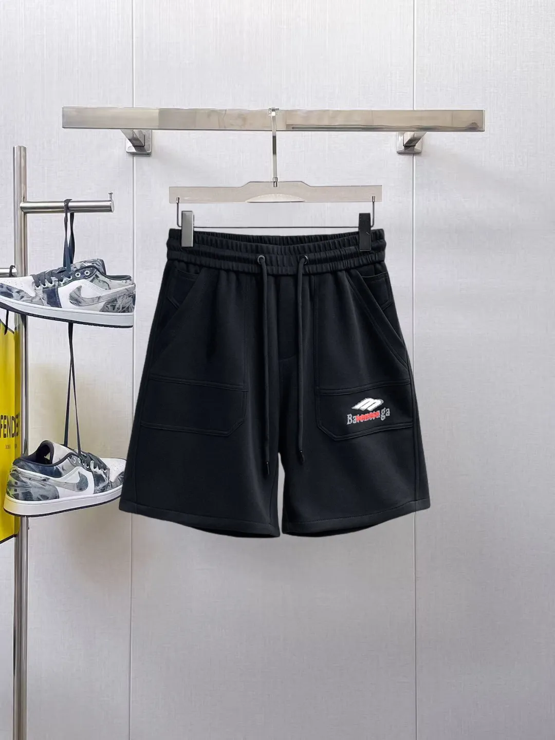 Balenciaga's three-standard complete 2026 summer New Arrival men's casual shorts, advanced custom-made Breathable fabric, Breathable fabric, extremely stretchy and comfortable, impeccable details, top-grade accessories, original logo design concept, delicate and soft feel! The upper body fit is awesome! Size: M-XXXL Please state your height and weight when ordering